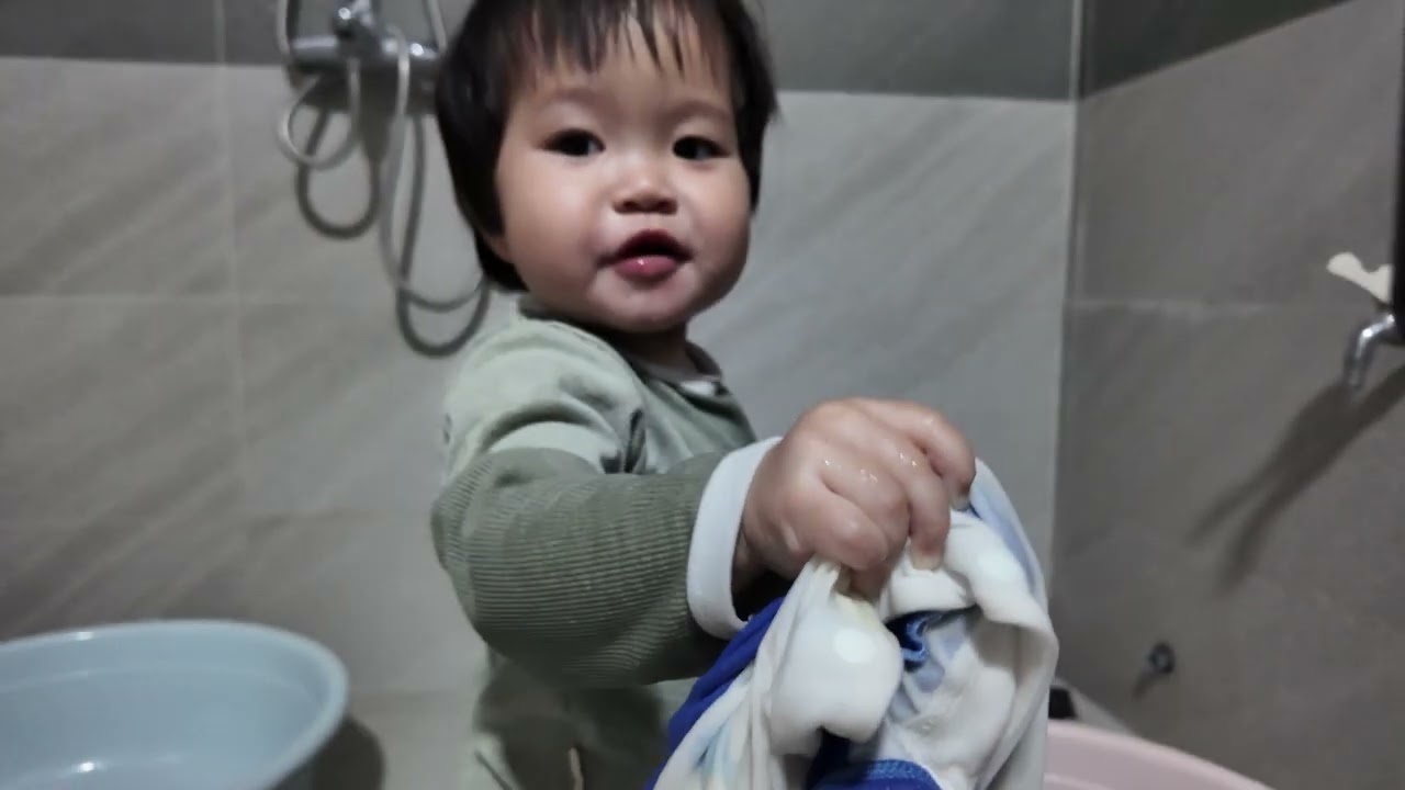 Kẹo đi giặt đồ giúp mẹ