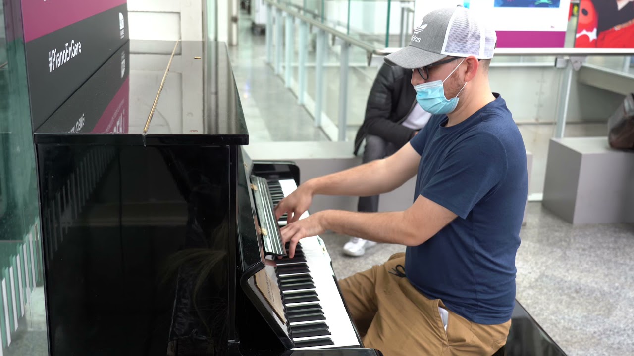 Piano en Gare de Lyon (Kyle Landry)