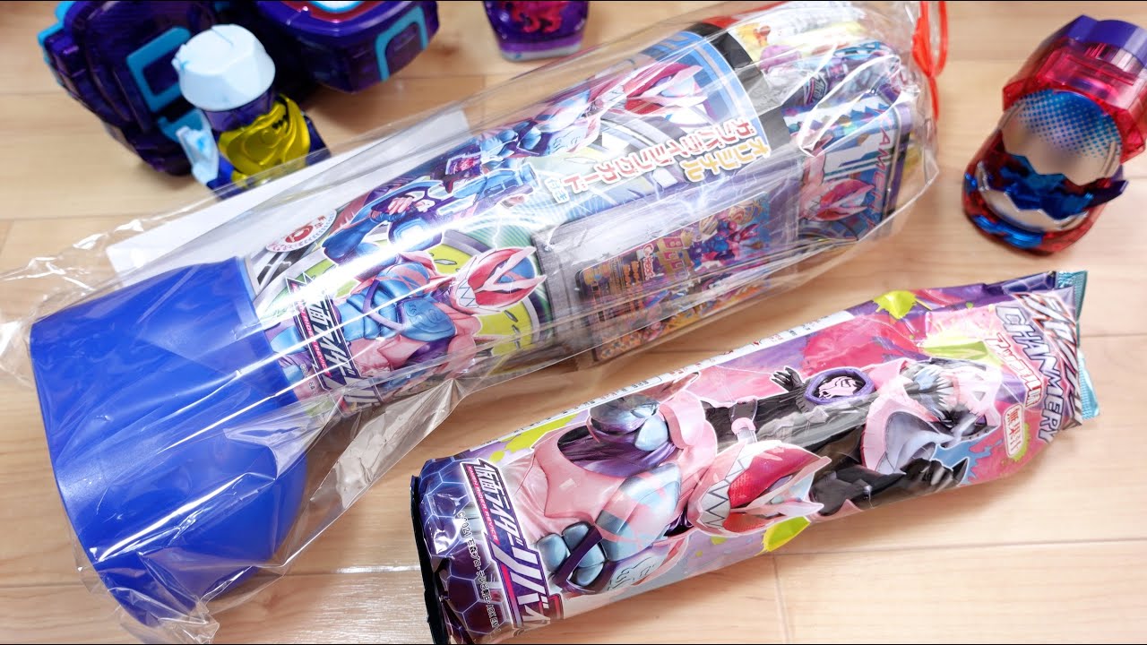 限定の箔押しガンバライジングカードが付くだとー！スーパーに必ず売ってるクリスマスブーツお菓子の仮面ライダーリバイスVerをレビュー！ハート製