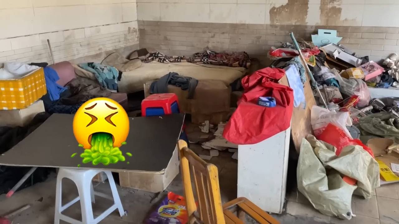 😭An Elderly Man Lives In A Pigsty With No One To Care For Him