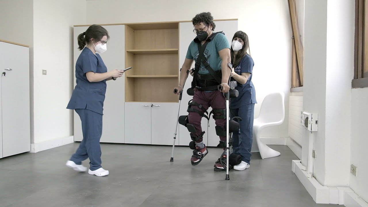 Walking with Hank exoskeleton - Gogoa Mobility Robots
