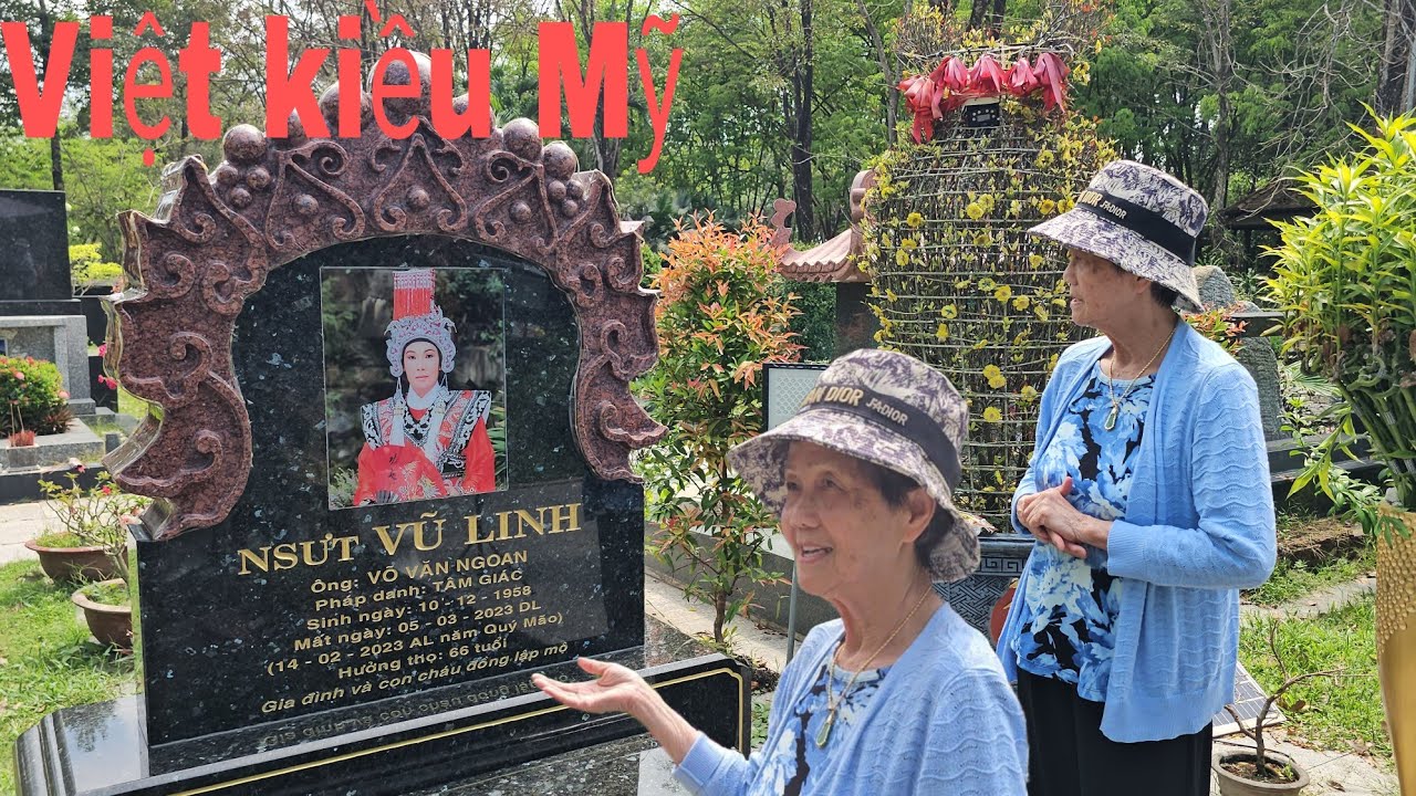 Bà Tư Việt kiều Mỹ đến viếng mộ nghệ sĩ ưu tú Vũ Linh 