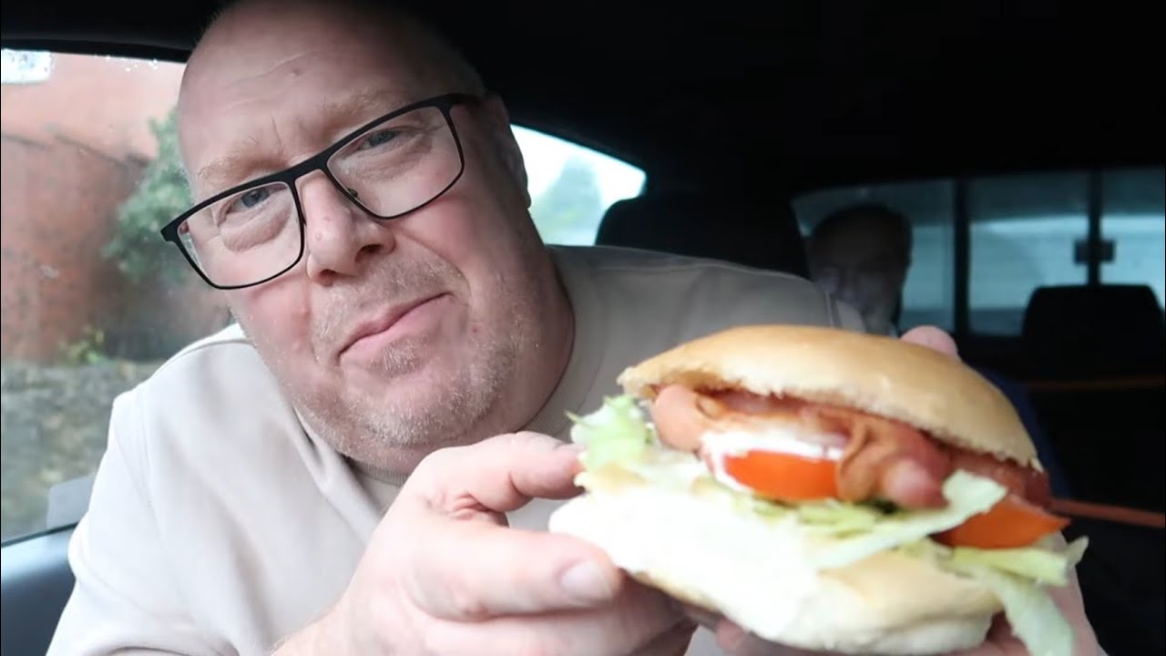 В Deli Works вас ждет потрясающий сэндвич BLT и клубничный молочный коктейль.