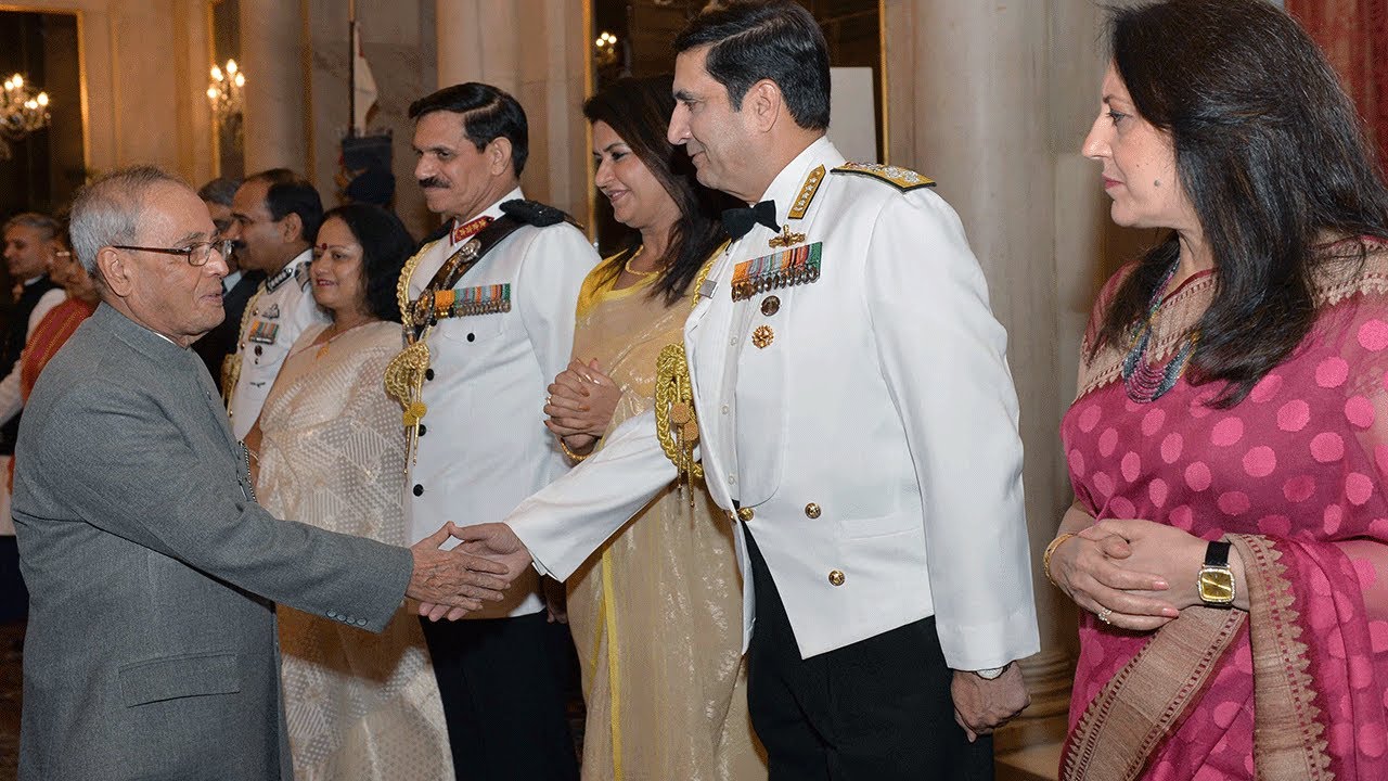President Mukherjee hosts dinner to Senior Commanders and Select Senior Officers