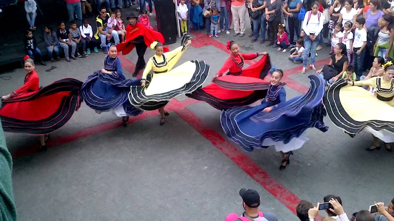 PRESENTACION DE LA ESCUELA DE DANZA EL DITIRAMBO EN EL WARAIRA REPANO