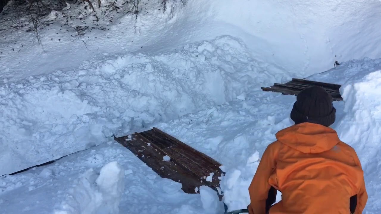 雪をトヨにひたすら落とす作業!!雪下ろし@豪雪地十日町市大池