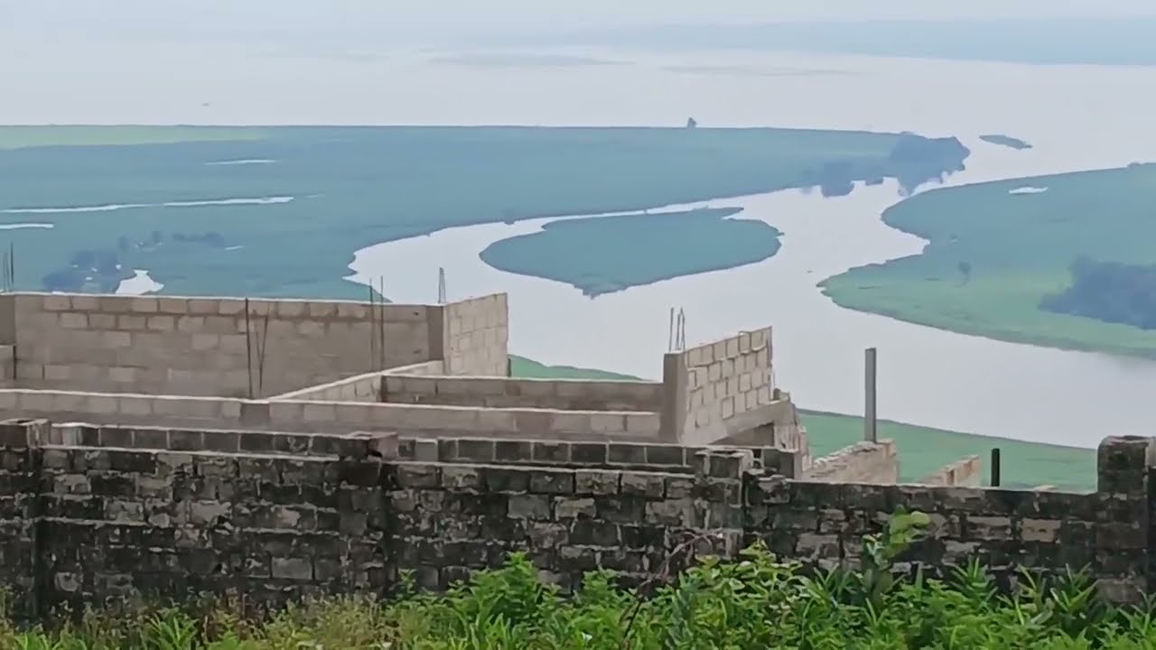 Le 31/1/2026 A VENDRE AU BORD DU FLEUVE CONGO  PRÉCISÉMENT A MALUKU CENTRE  [6] PARCELLES DE 20m/20