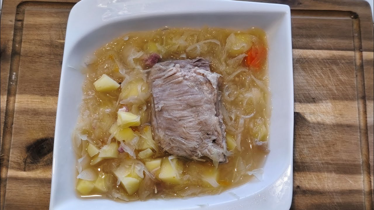 Ein polnisches Rezept für Sauerkrautsuppe. Eine köstliche, vitaminreiche Suppe.