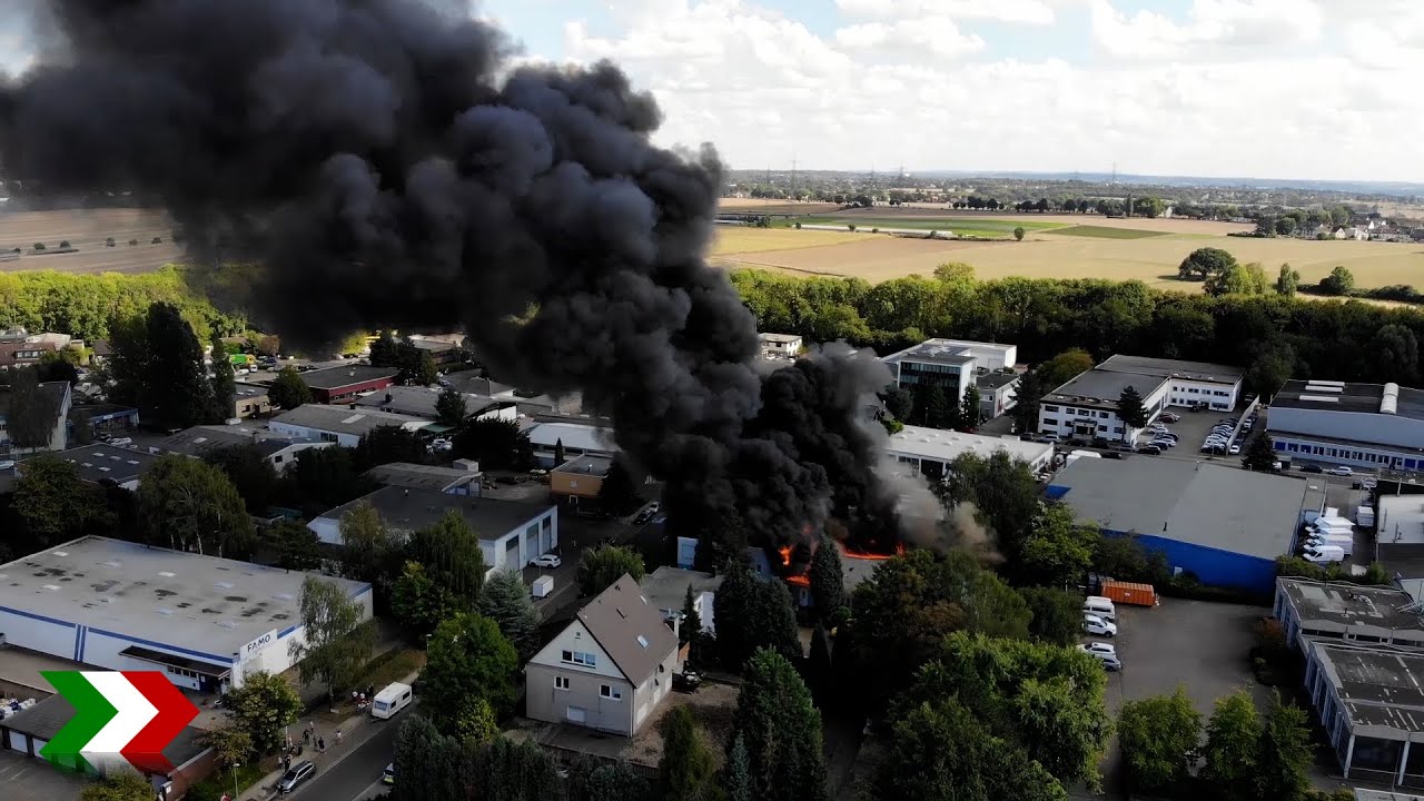 Essen: Lagerhalle durch Dacharbeiten in Vollbrand