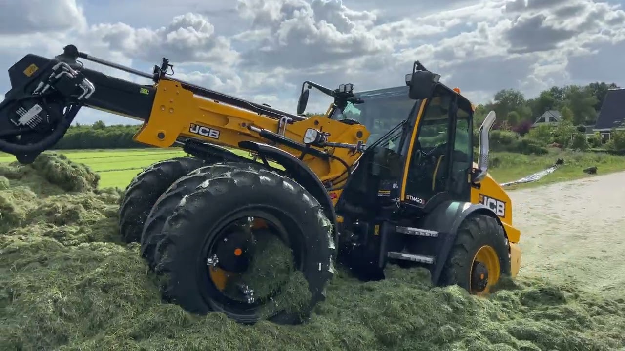 JCB TM420s Agrarisch Loonbedrijf Zinger in het gras.
