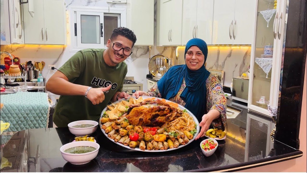 هو بعد العيد بيتفتل كحك عزومه اصحاب العريس المفاجاه بعد شهر من الزواج كنت بجرى والدنيا بتجرى ورايا 😱