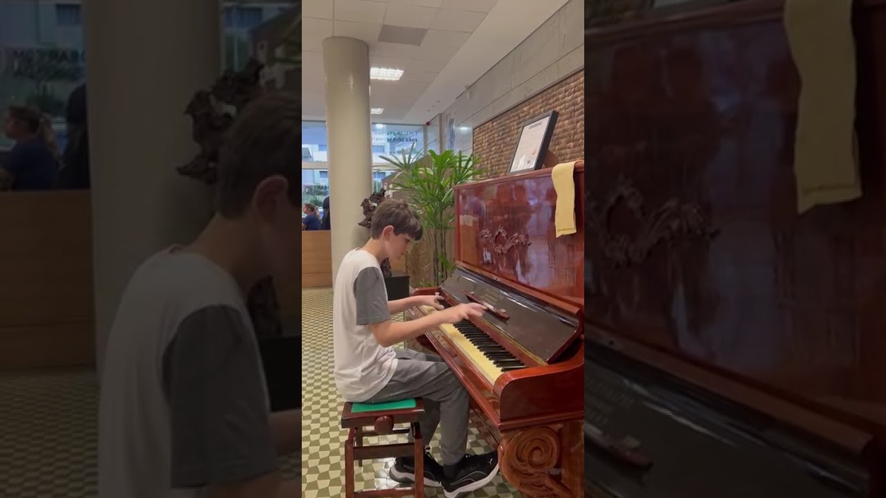 Luís Eduardo tocando bohemian rhapsody no Colégio Anchieta no 6º ano/2025
