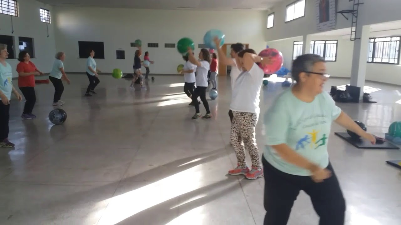 Aula com bola para idosos