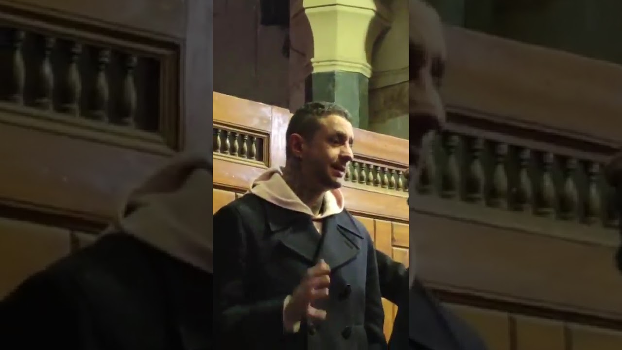  مصرنا24 :بكاء هستيري لأحمد الفيشاوي أول ما شاف خالد النبوي في عزاء والدته.