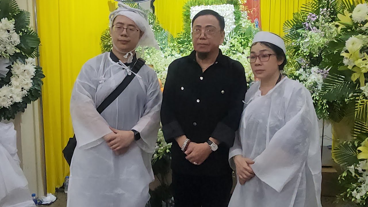 Ns Hồng Tơ Đến Viếng Đám Tang Chia Buồn Cùng Gia Đình Chị Tuyết Anh Mẹ Nuôi Bs Bình Tinh