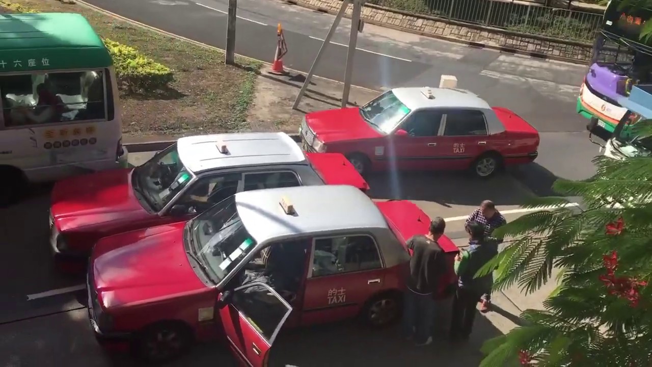 的士狗互相不讓撞車堵路 巴士司機智取半條行車線 避開擠塞！