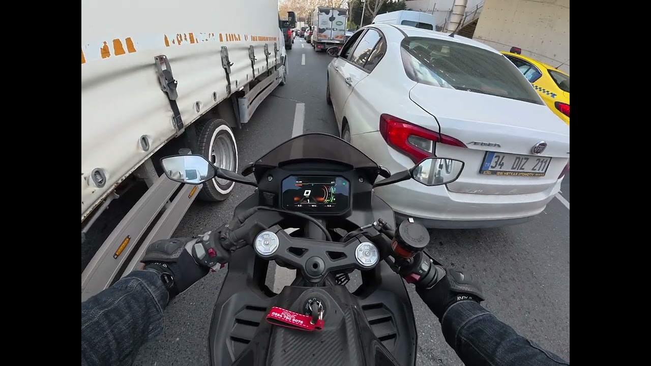 İstanbul Trafiğinde Motosiklet Sürmek