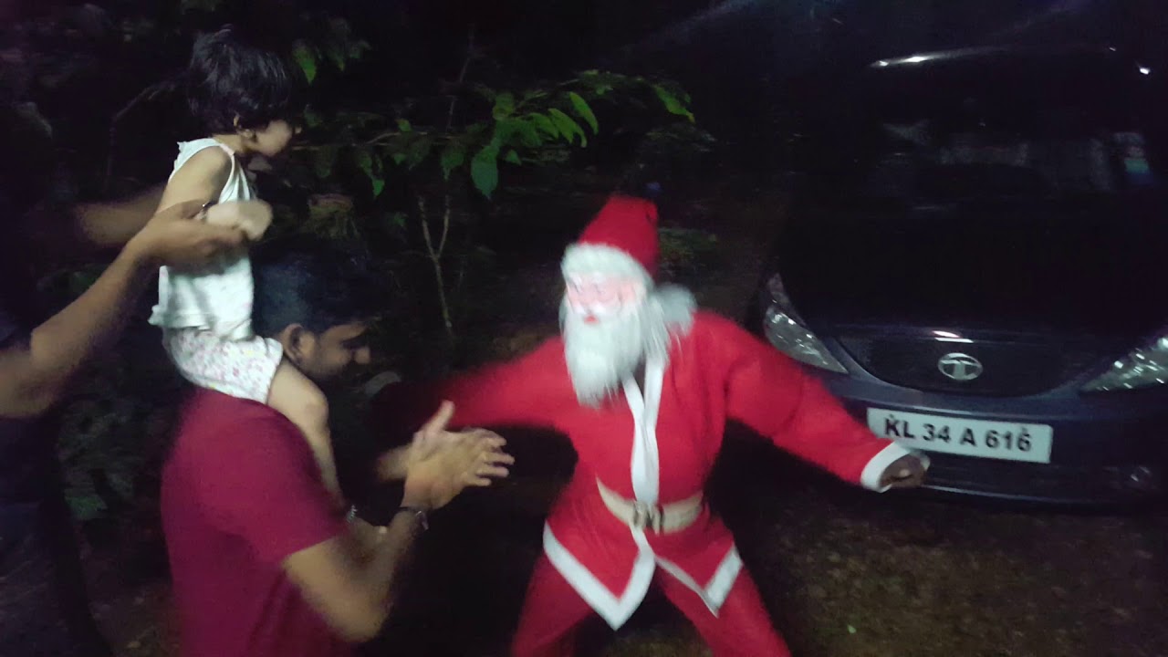 Bet you'll laugh - Funny Santa Claus dancing