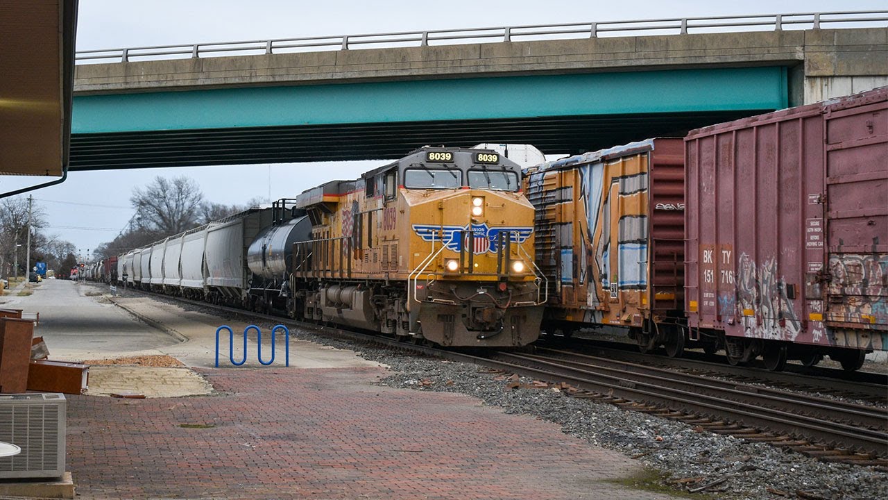 Effingham, IL CN & CSX Trains