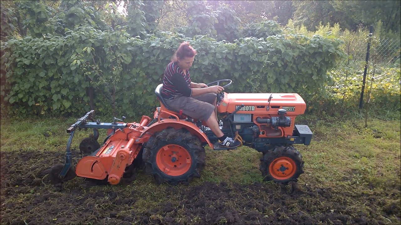Babcia nauka jazdy traktorek Kubota B5001 z glebogryzarką