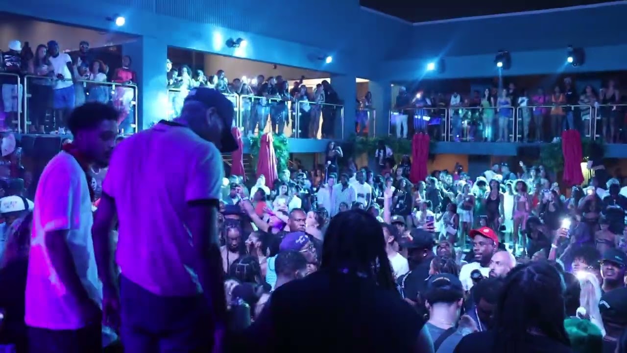 Chris Brown Pool Party in Houston 🤯 #PartyWitheTheIncrowd #Sekai