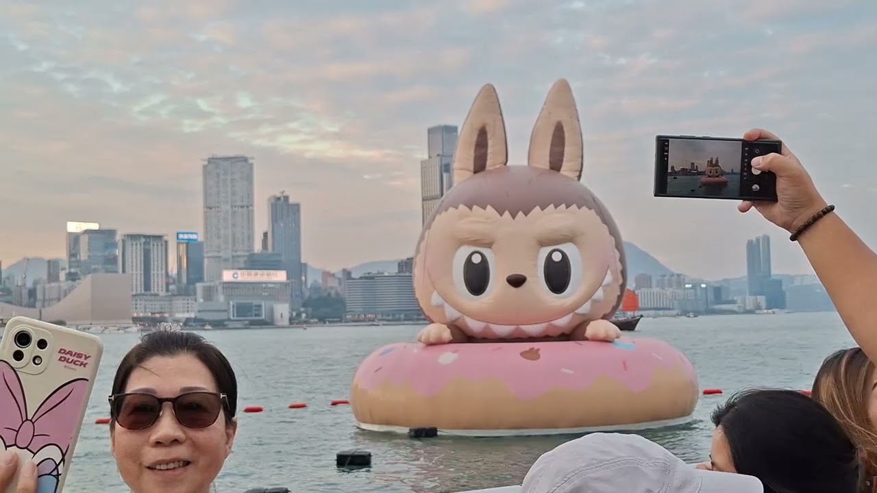 [20米長巨型充氣公仔] 維港海上大巡遊 抱著豆沙包的多啦A夢, 躺在水泡上的滑嘟嘟, KAWS & 芝麻街, LABUBU 20251026