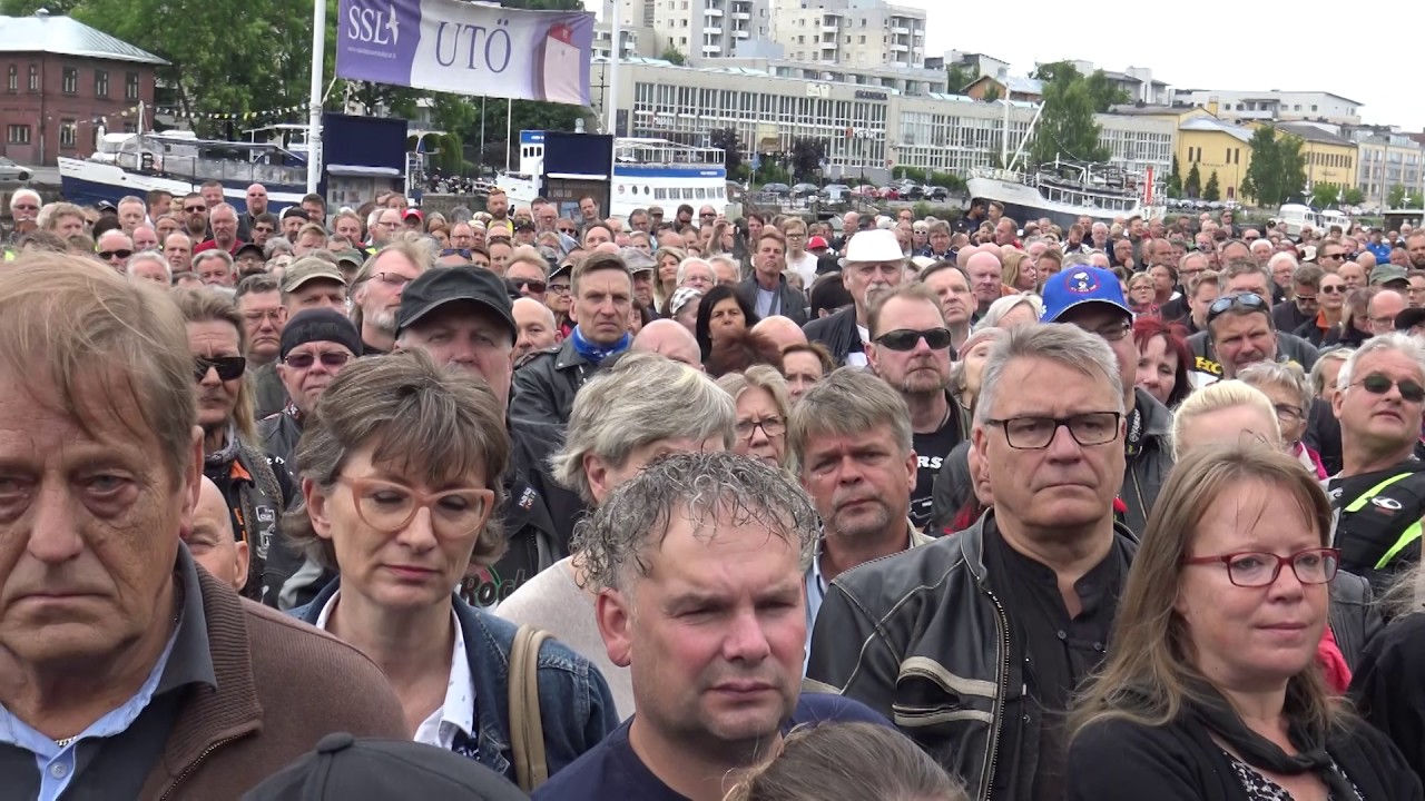 Jarno Saarisen patsaanpaljastus tilaisuus Turussa.