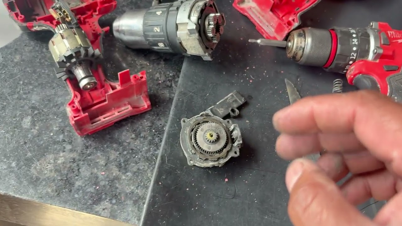mantenimiento y cambio de carbones taladro milwaukee
