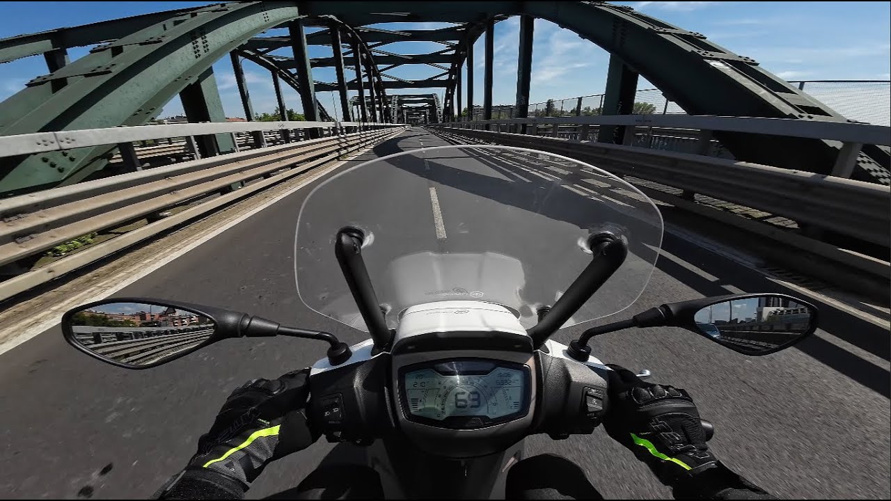 Piaggio Medley 125 - Ride to Polytechnic University of Milan