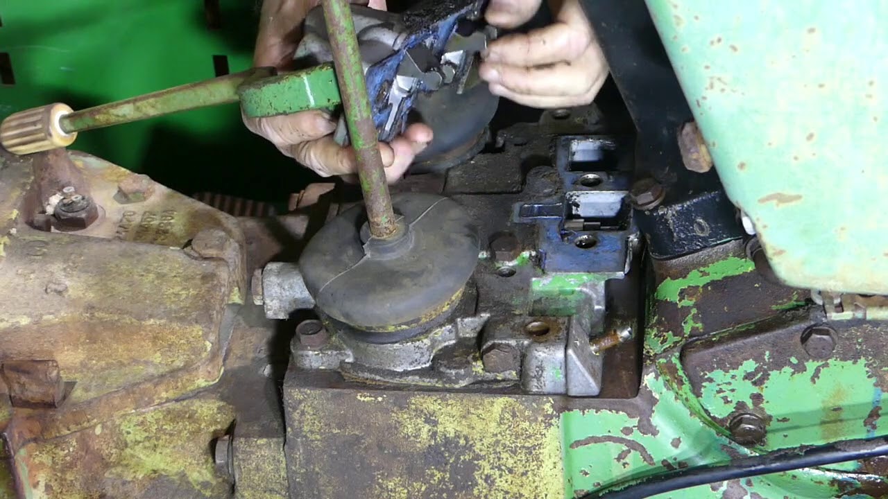 John Deere 2030 Снятие крышки переключения передач