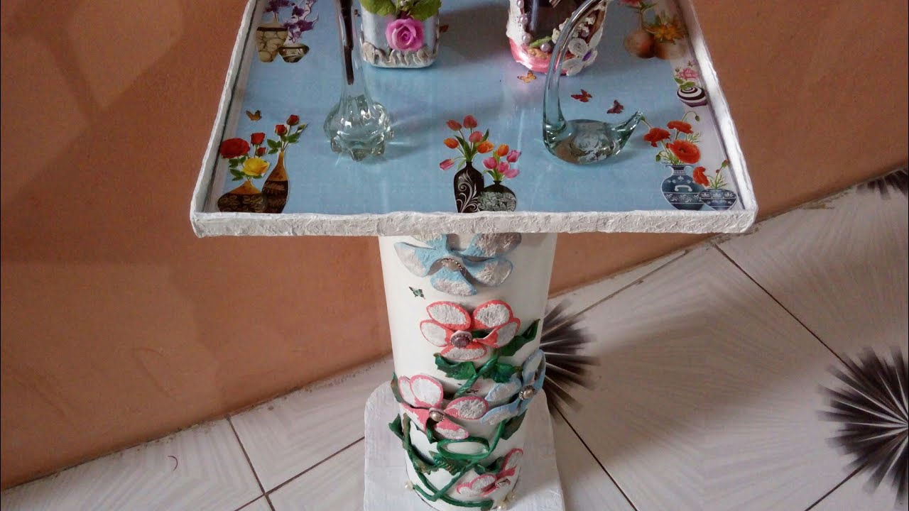 Mesinha feita com tubos de papelão reciclado