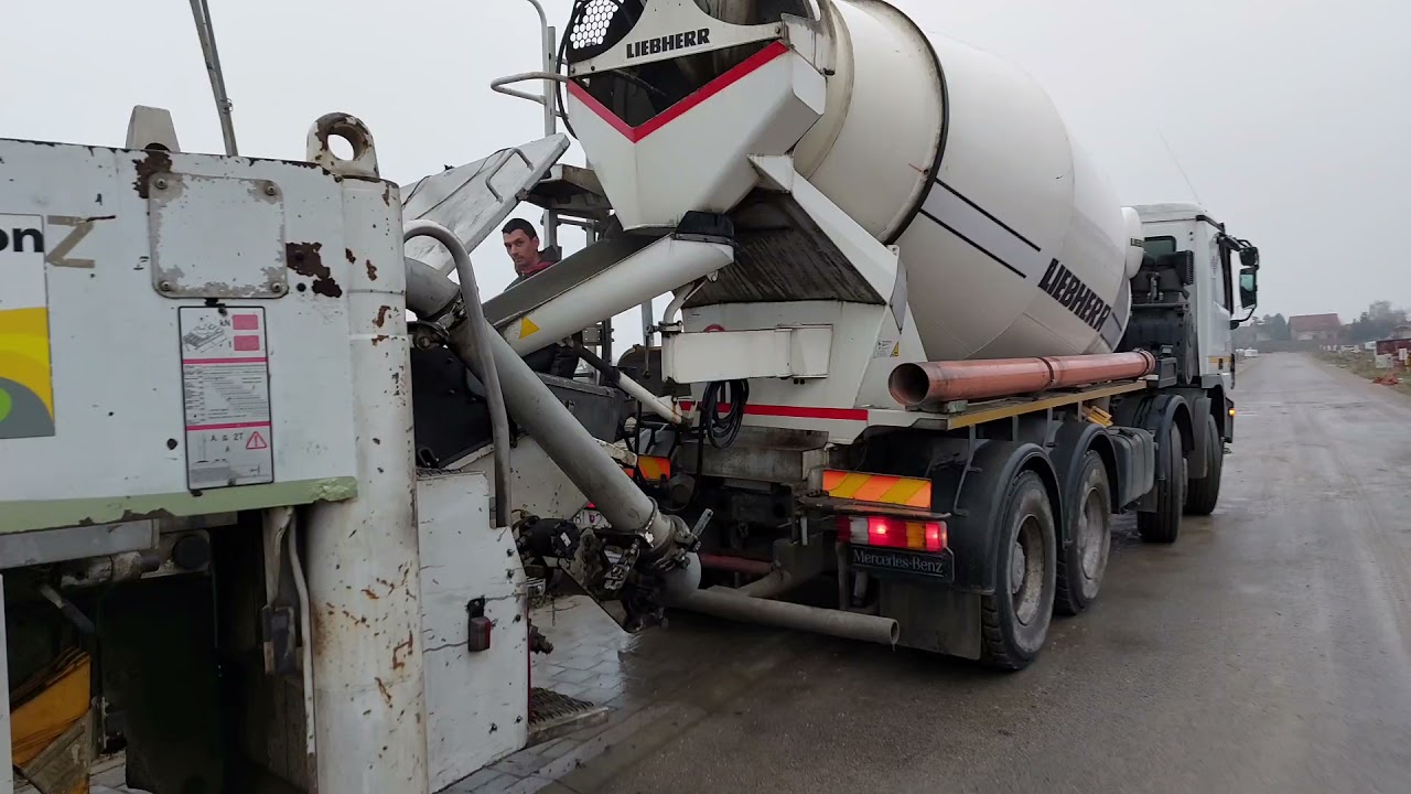 Vožnja kamiona mikser za beton u Slovačkoj.