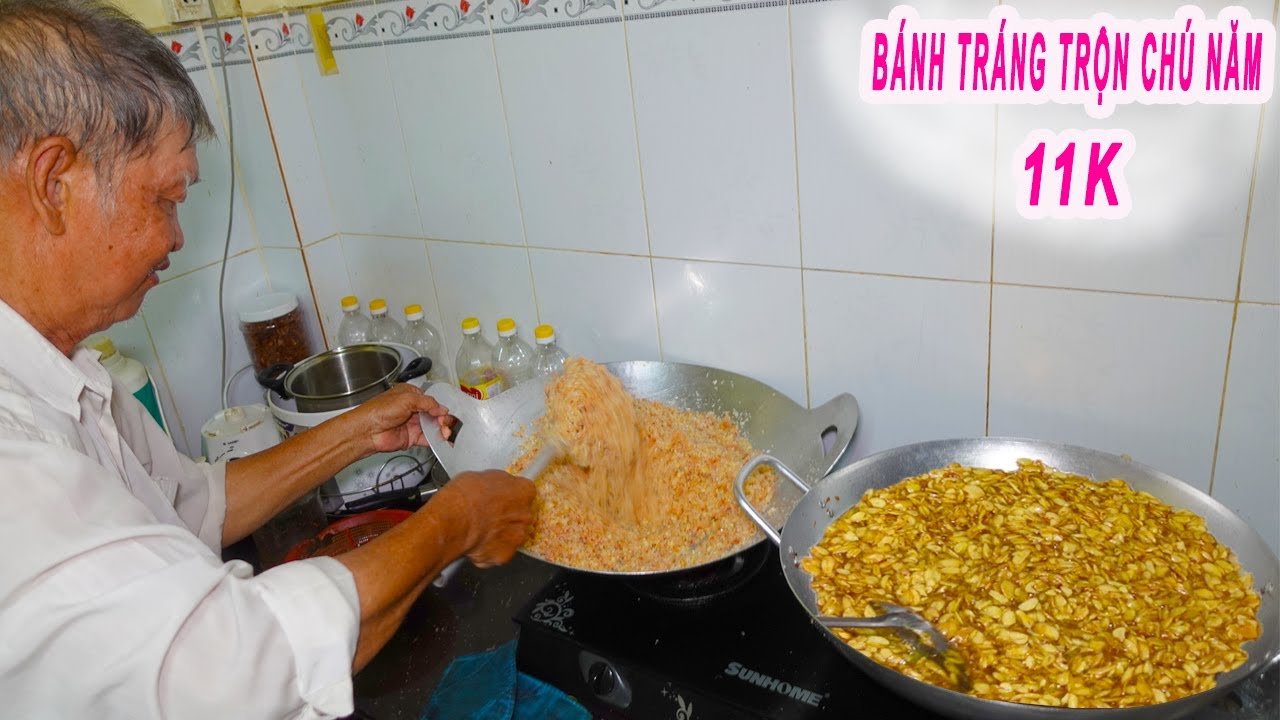 Có gì trong Bánh Tráng Trộn 11K hơn 20 năm ở Sài Gòn
