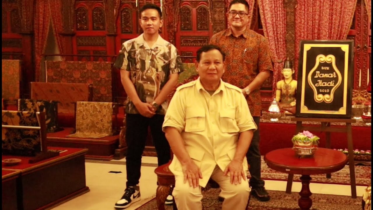 Gibran Mendampingi Prabowo Melihat Koleksi Batik Danar Hadi Solo