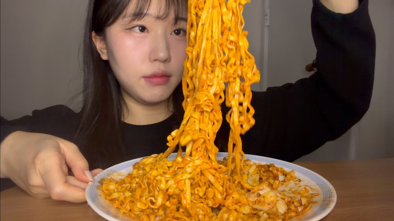 치즈 왕창 넣고 새벽에 먹는 까르보불닭 (자막있음)