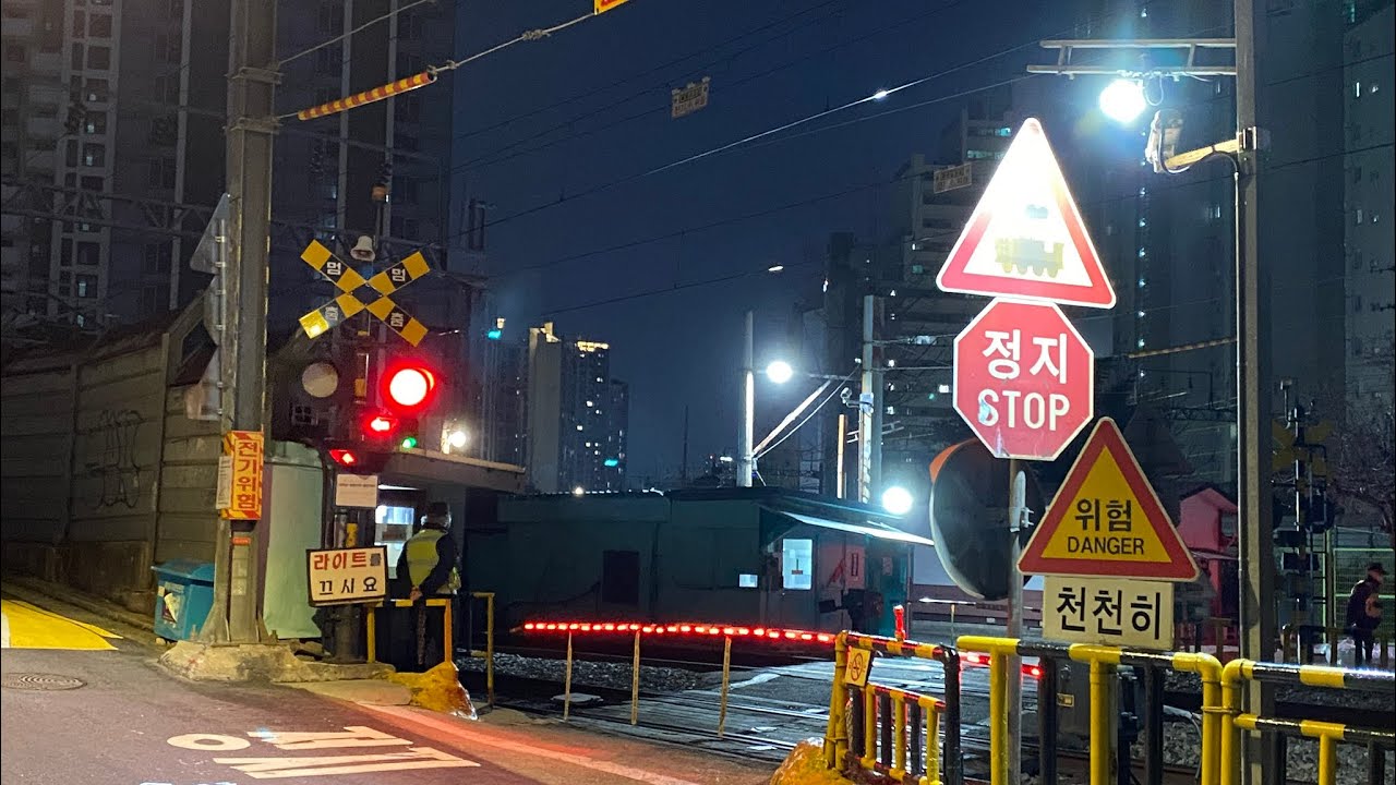저녁시간 건널목을 지나는 열차 두 대