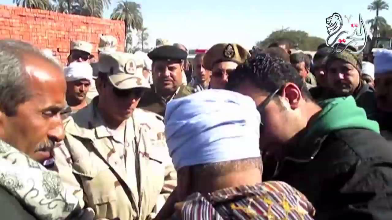 التحرير |  والد شهيد سوهاج يدخل في نوبة بكاء أثناء وداعه وأهالي القرية يطالبون بالقصاص