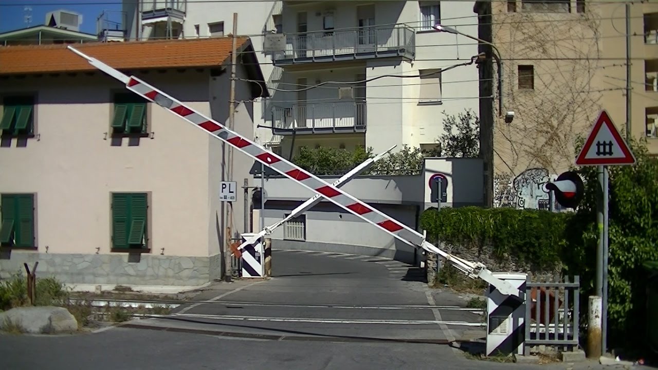Spoorwegovergang Alassio (I) // Railroad crossing // Passaggio a livello