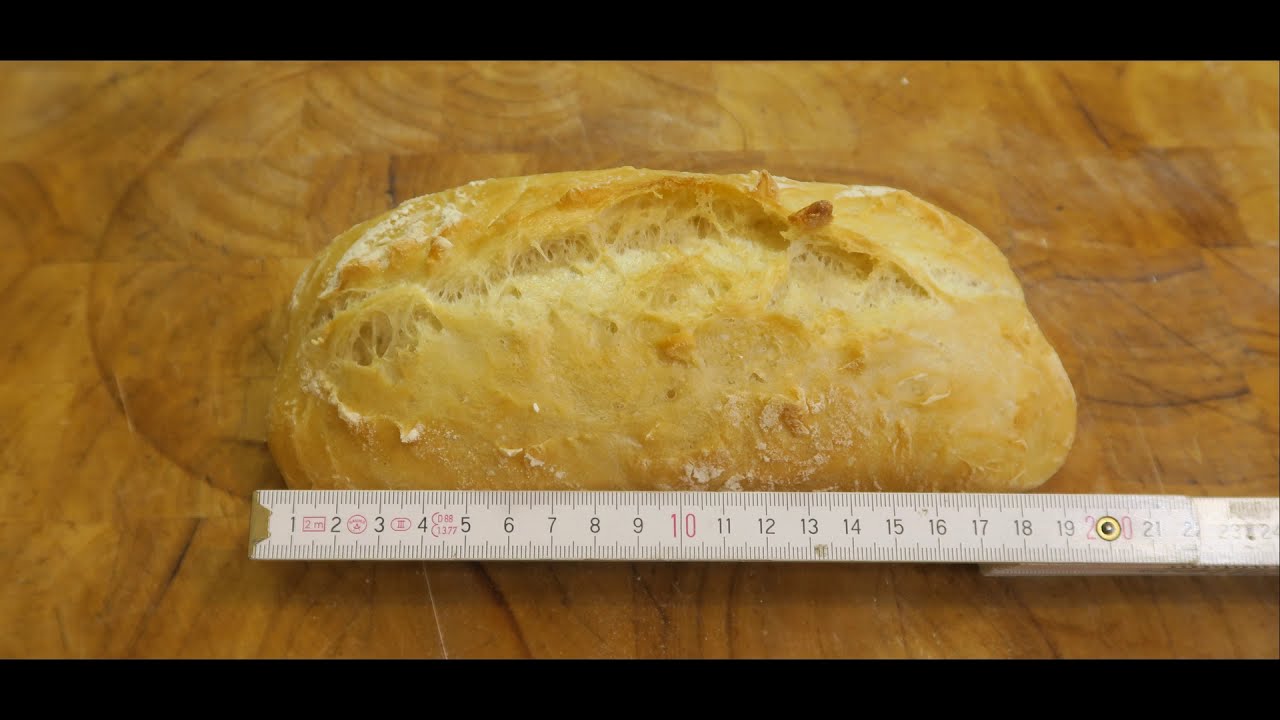 2 große Baguette Brötchen, gebacken auf einem Pizzastein