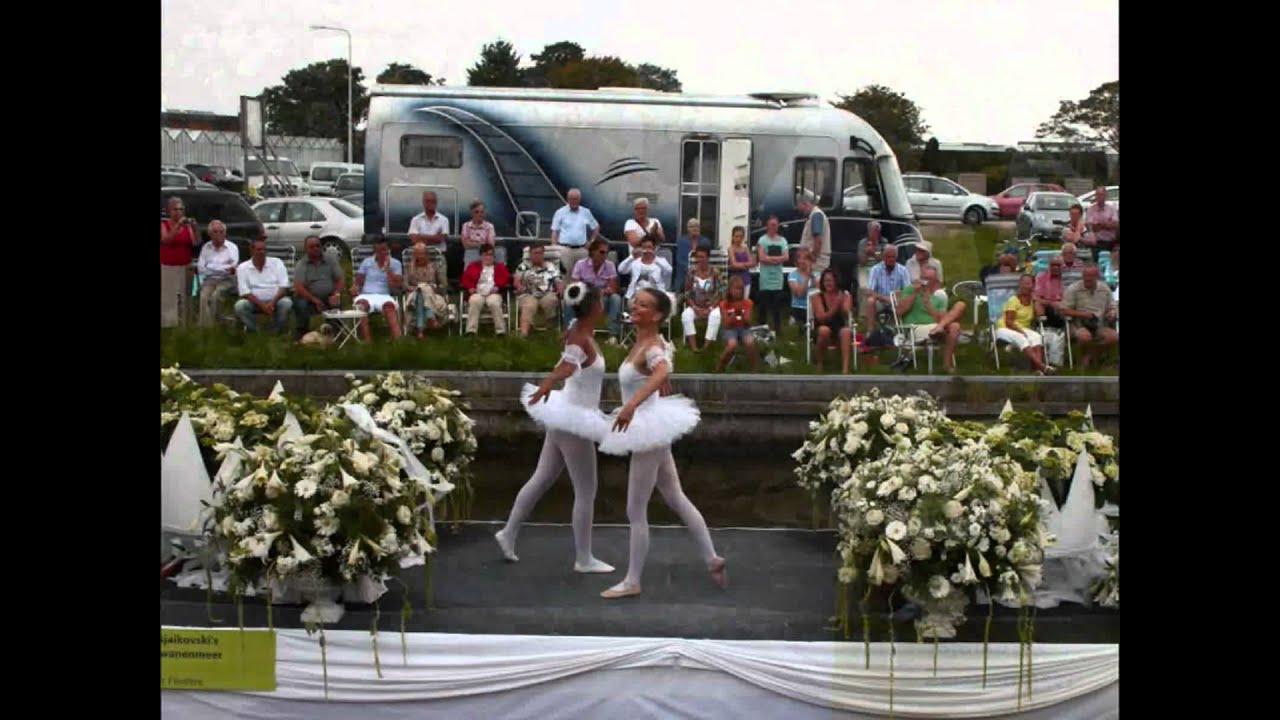 VAREND CORSO 2011 WESTLAND - Bloemencorso - Inclusief boot: New Kids Turbo & Maaskantje
