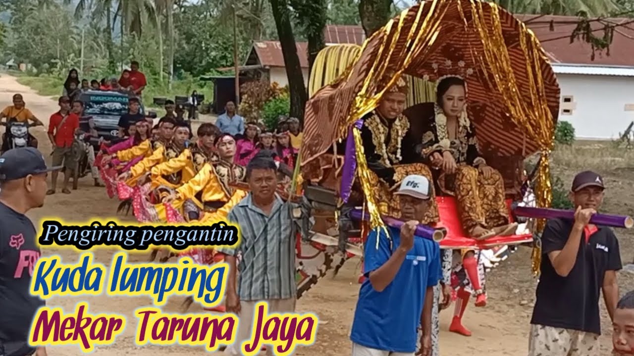 Arak-arakan pengantin sunat di iringi tarian kuda lumping Mekar Taruna Jaya