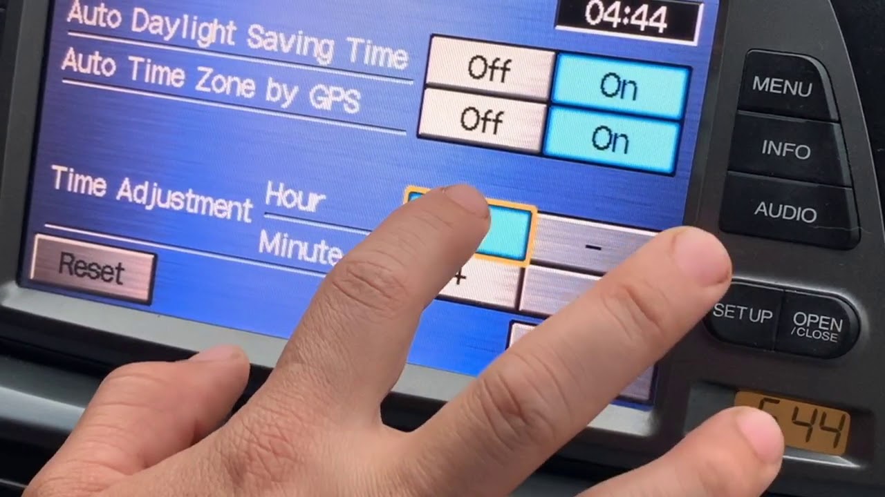 Como cambiar la hora del reloj a una honda odyssey 2005 a 2010 que tiene navegación