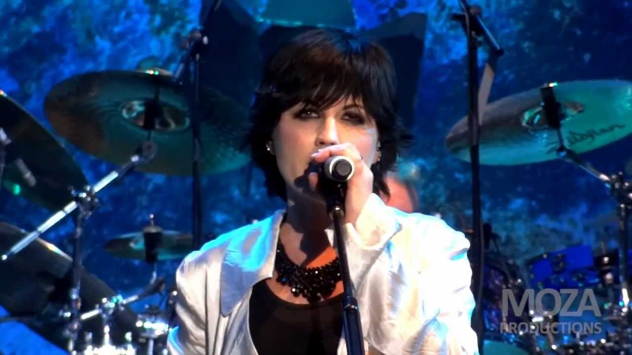 The Cranberries - Ode to the family (Live in Manila)