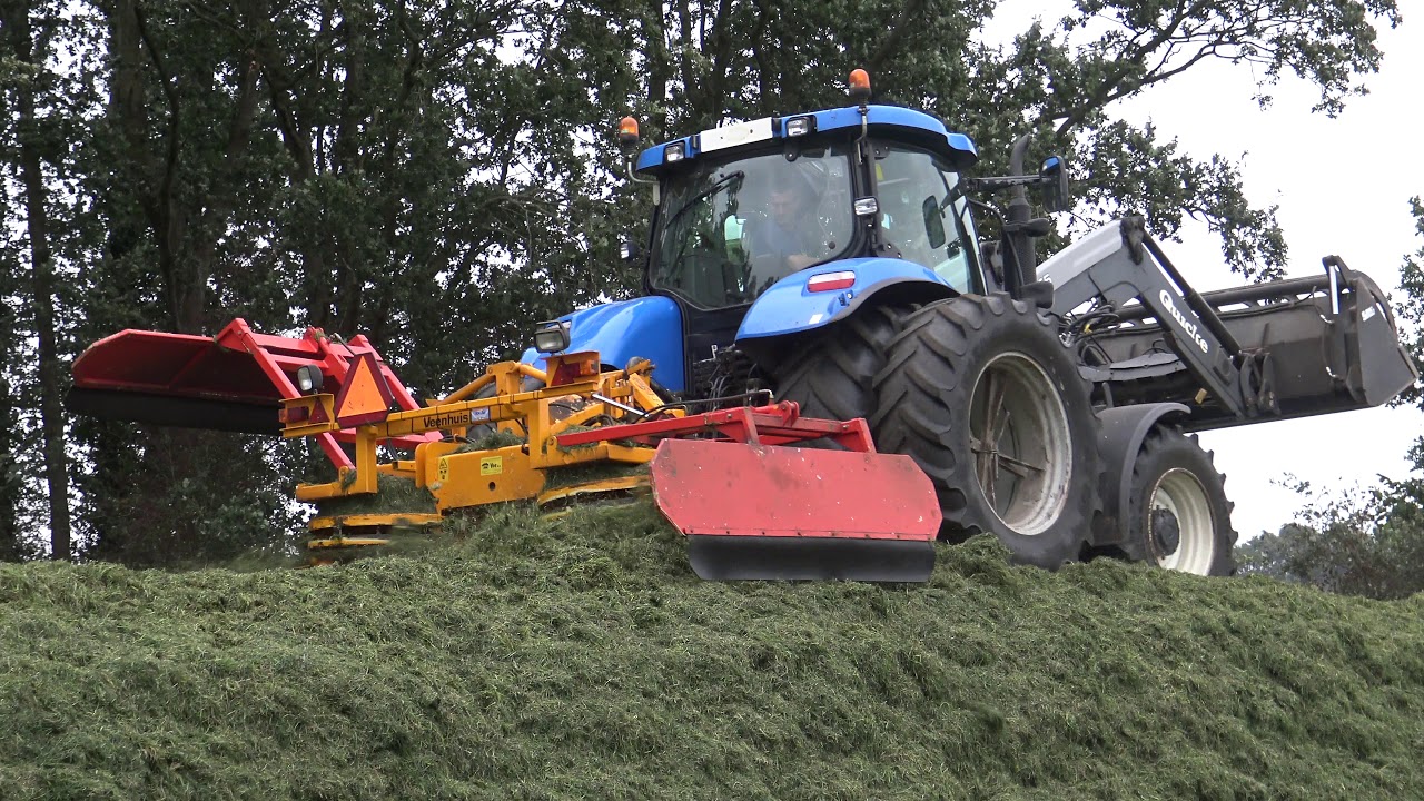 GRAS KUIL AANRIJDEN NET EEN  NEW HOLLAND