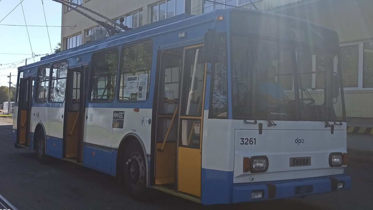 j&iacute;zda trolejbusem &scaron;koda 14Tr pohled ze předu a ze zadu