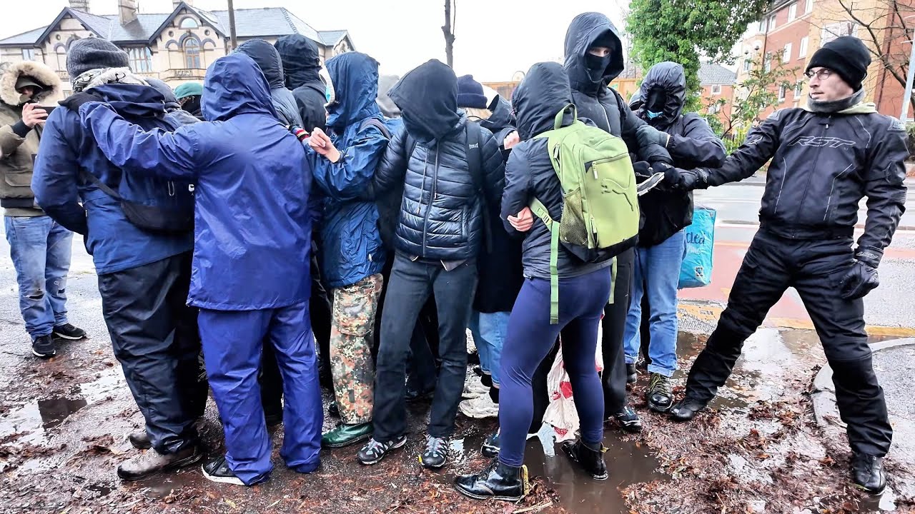 Фэллоуфилд &mdash; толпа левых и антифашистов попыталась напасть на протестующих против нелегальных миг...