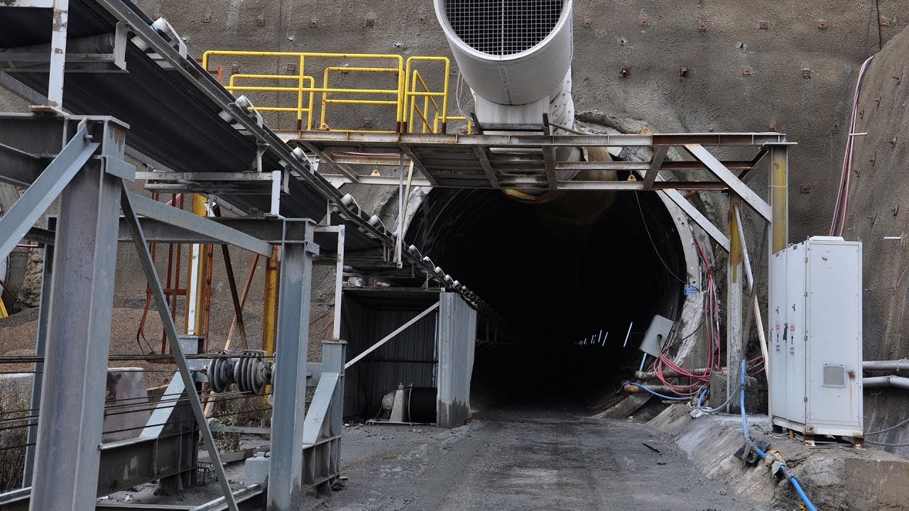 Türkiye'nin en uzun tren tünelinde, ışığın görülmesine 600 metre kaldı