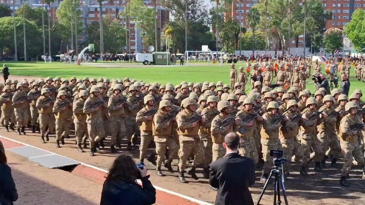 Militares desfilando en el comando