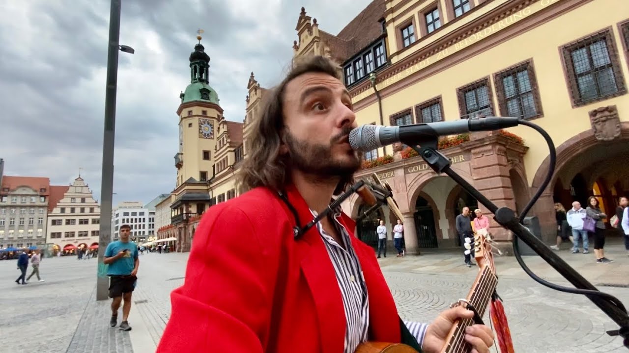 Artista di strada canta 