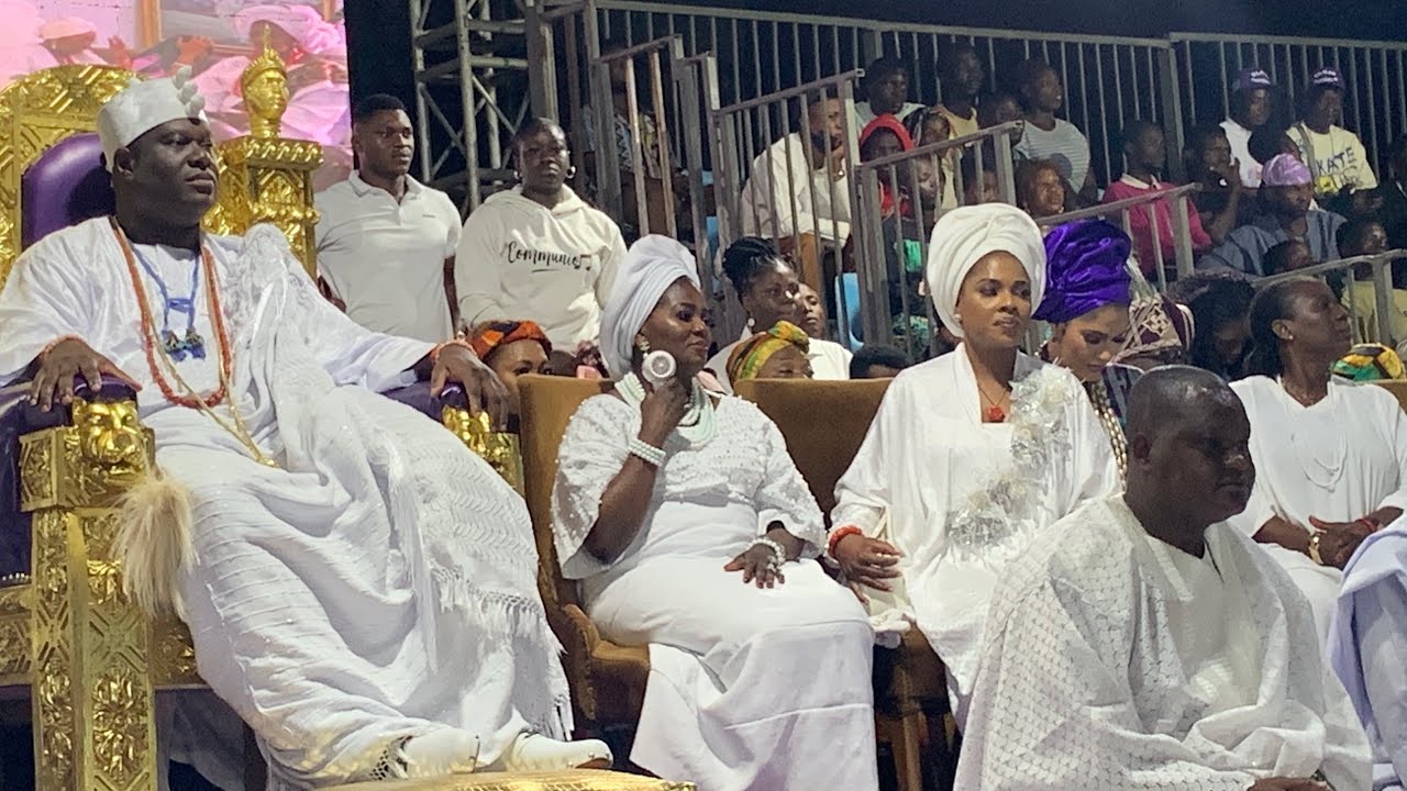 SEE WHAT OONI DID TO HIS FIVE(5)WIFE’S ON STAGE AT OLOJO FESTIVAL THAT MAKE EVERYONE GOT EMOTIONAL 